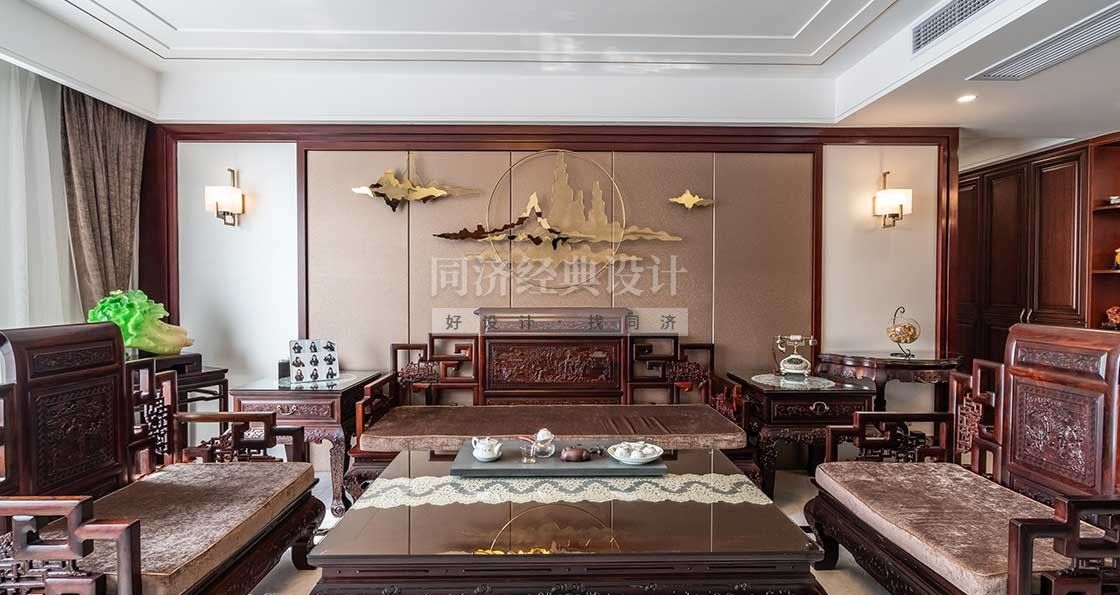 客廳：主背景隱形門的運用，讓客廳開間更大，視覺效果更好。