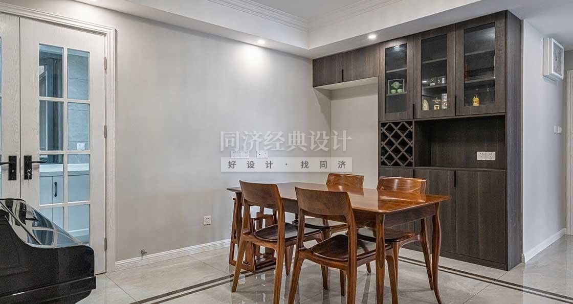 餐廳：餐邊柜的設計上也設計了放置大雙門冰箱的位置以及放酒水和餐具的餐邊柜。