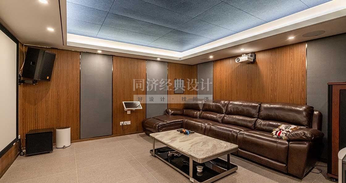 視聽室：為達到更好的觀影效果，設(shè)計師選擇了最靠里面的房間來做影音室，徹底避免多余的光影反射。墻地面做好隔音處理，選用多孔有機織物材料鋪設(shè)，墻面包上內(nèi)有海綿體的裝飾板，來整體提高吸音性能。
